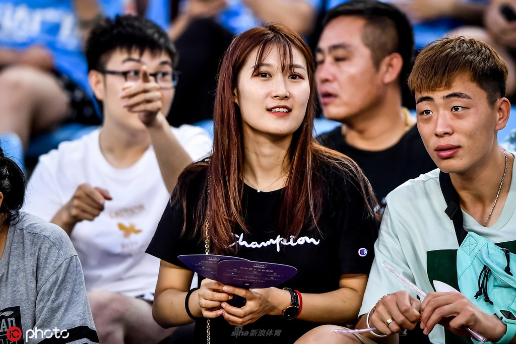 来球场避暑！小姐姐闪耀看台