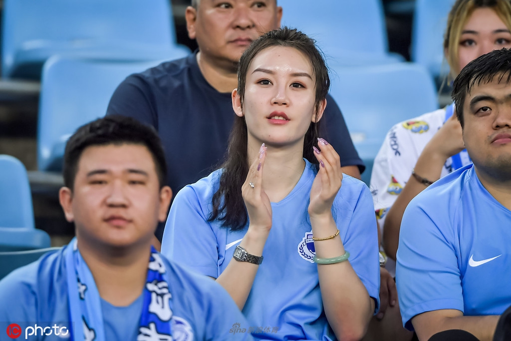 中超独特风景线！大连女球迷清新靓丽