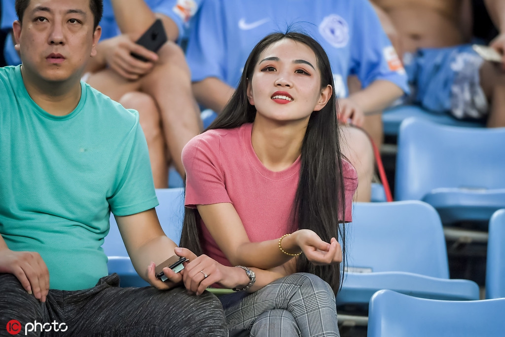 中超独特风景线！大连女球迷清新靓丽