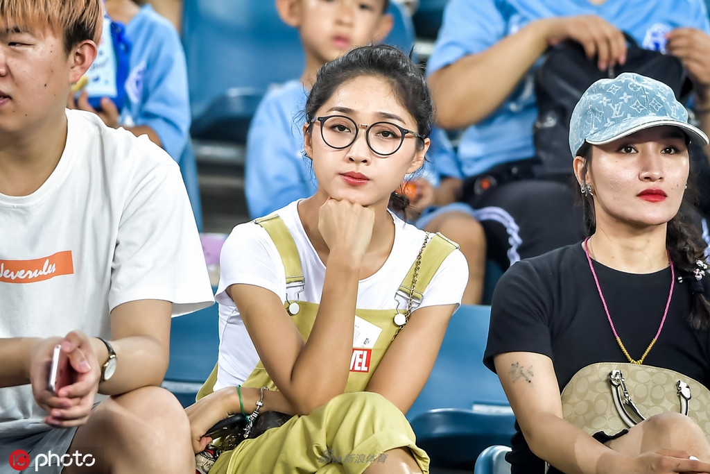 中超独特风景线！大连女球迷清新靓丽