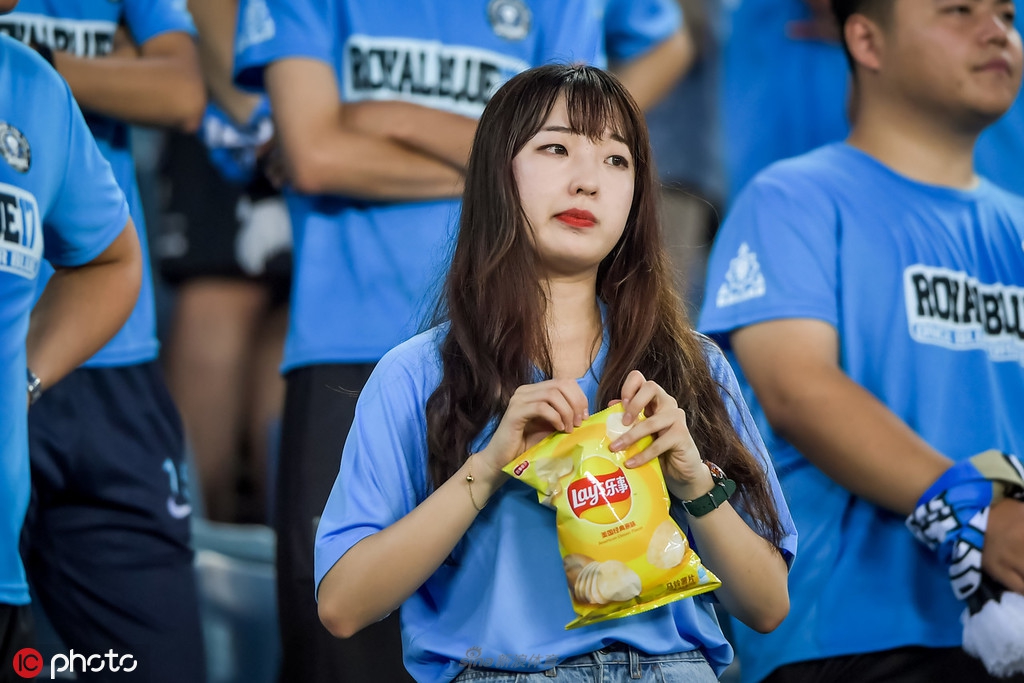 中超独特风景线！大连女球迷清新靓丽