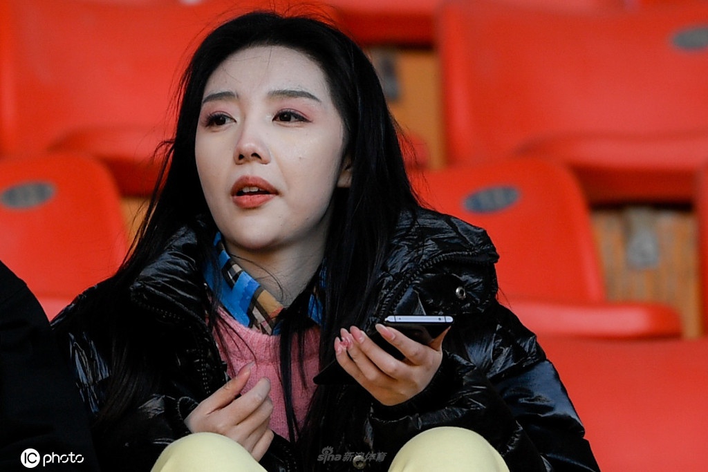 大连美女球迷抢镜