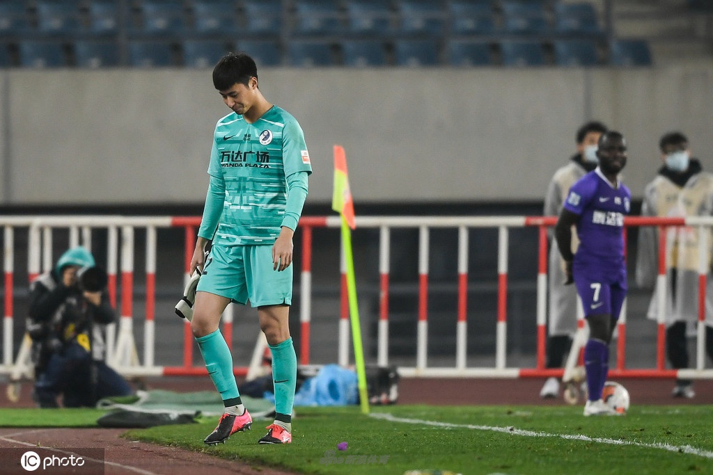 徐嘉敏被红牌罚下后离场