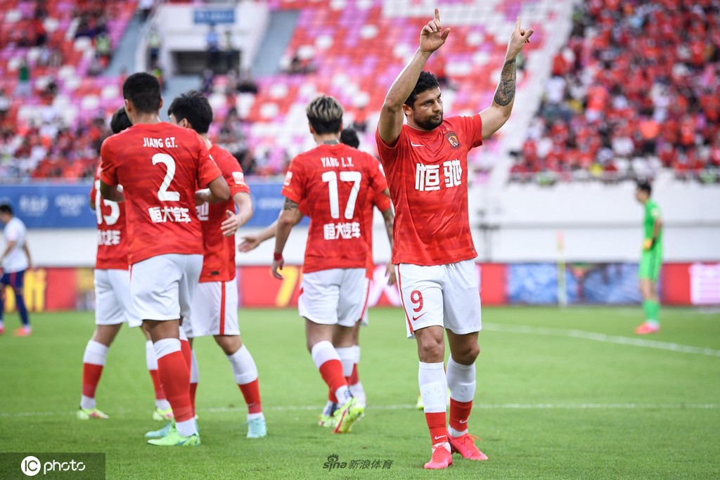 [中超]广州队5-0青岛队 艾克森帽子戏法