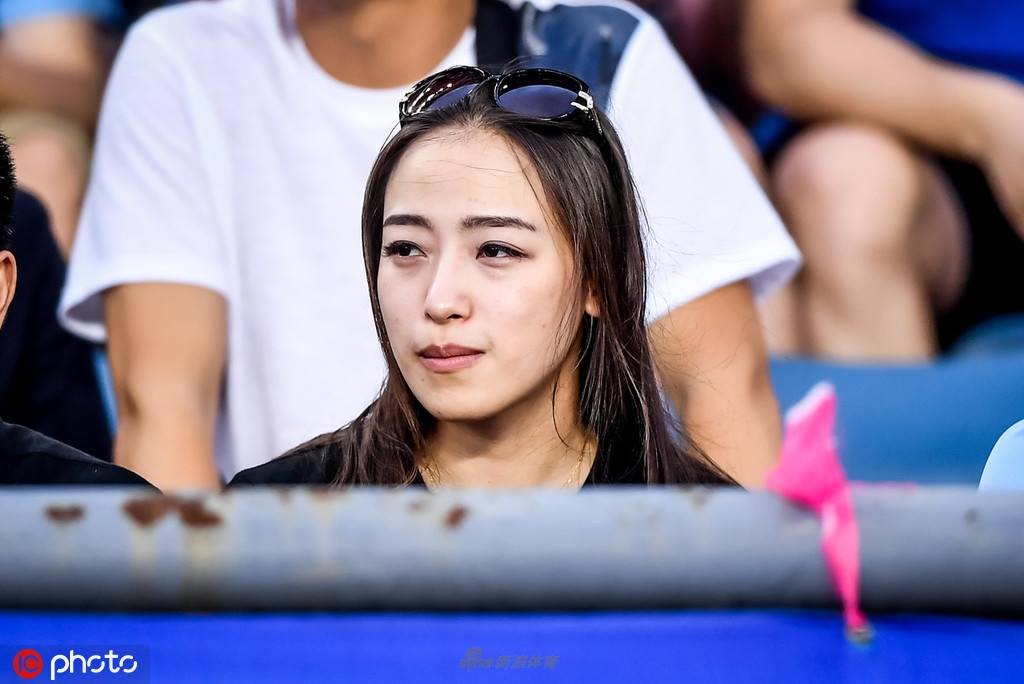 来球场避暑！小姐姐闪耀看台