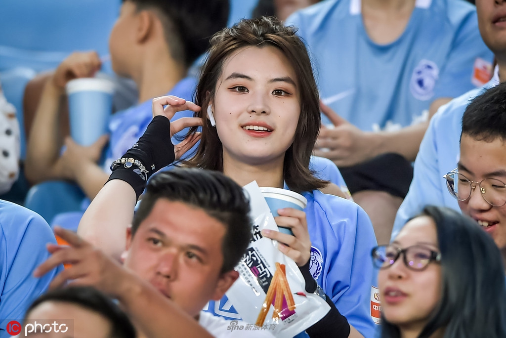 中超独特风景线！大连女球迷清新靓丽