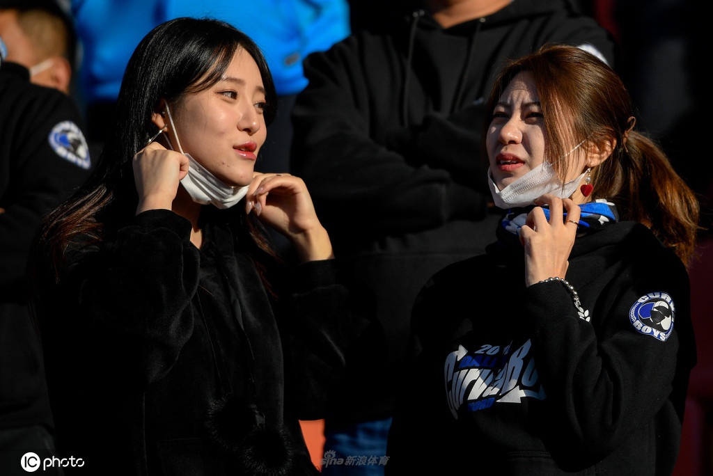 大连美女球迷抢镜