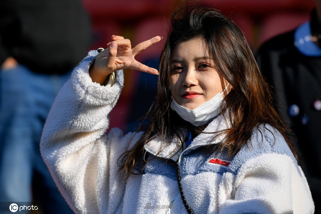 大连美女球迷抢镜