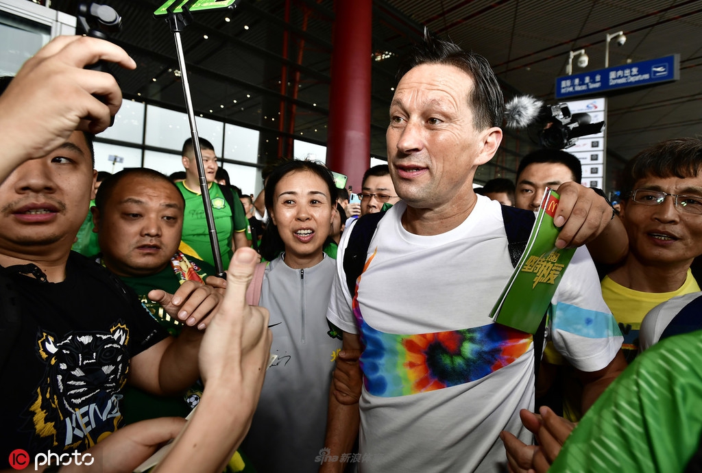 数千国安球迷机场送别施密特