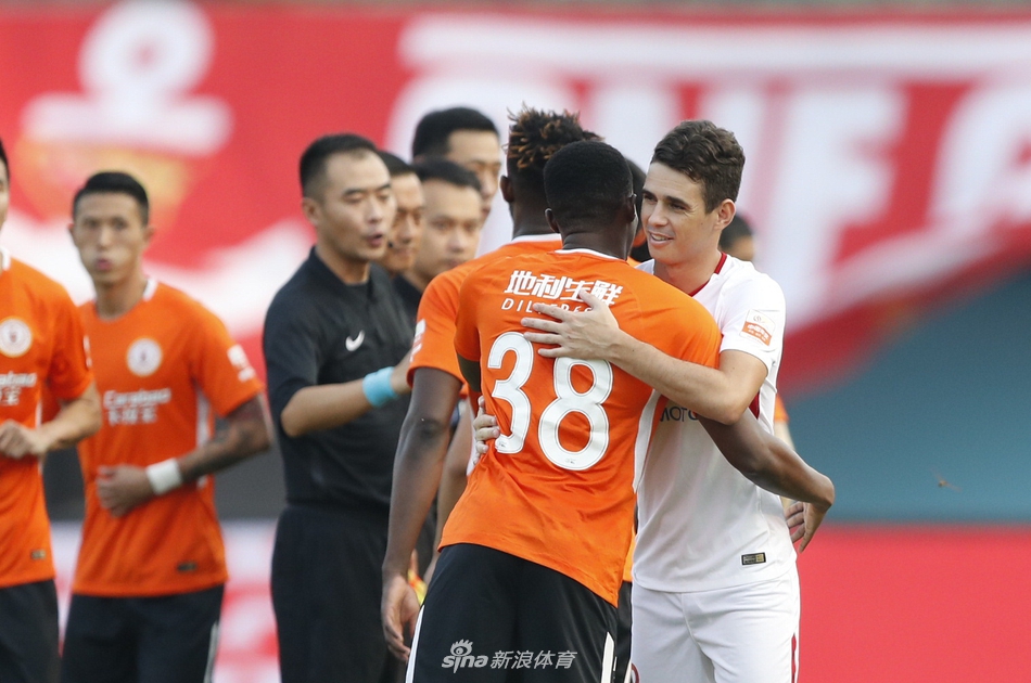 穆坎乔与奥斯卡赛前拥抱