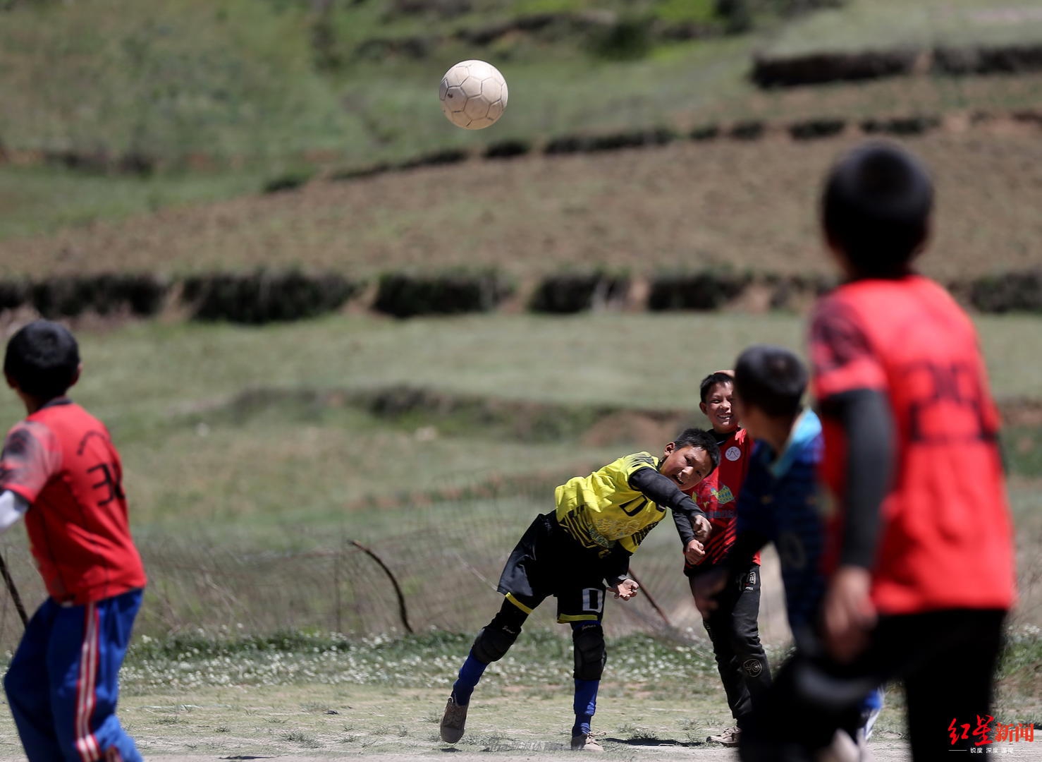 小门将神情严肃