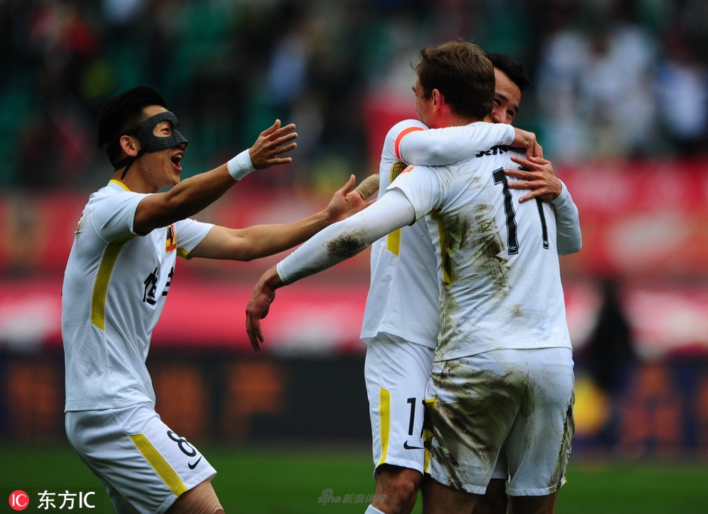 张源佩戴面具出战