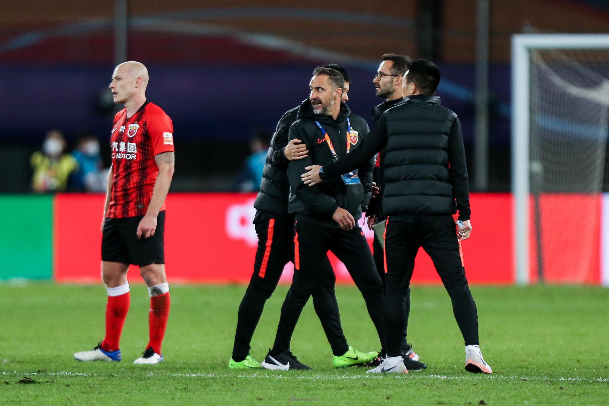 佩雷拉进场质问主裁判郭宝龙