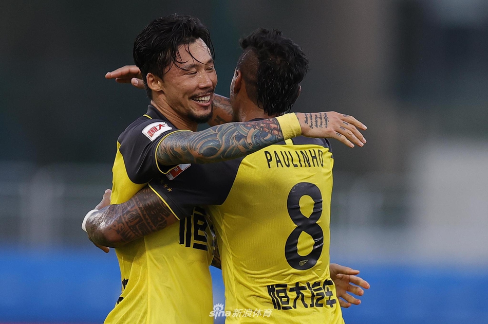 张琳M与保利尼奥相拥