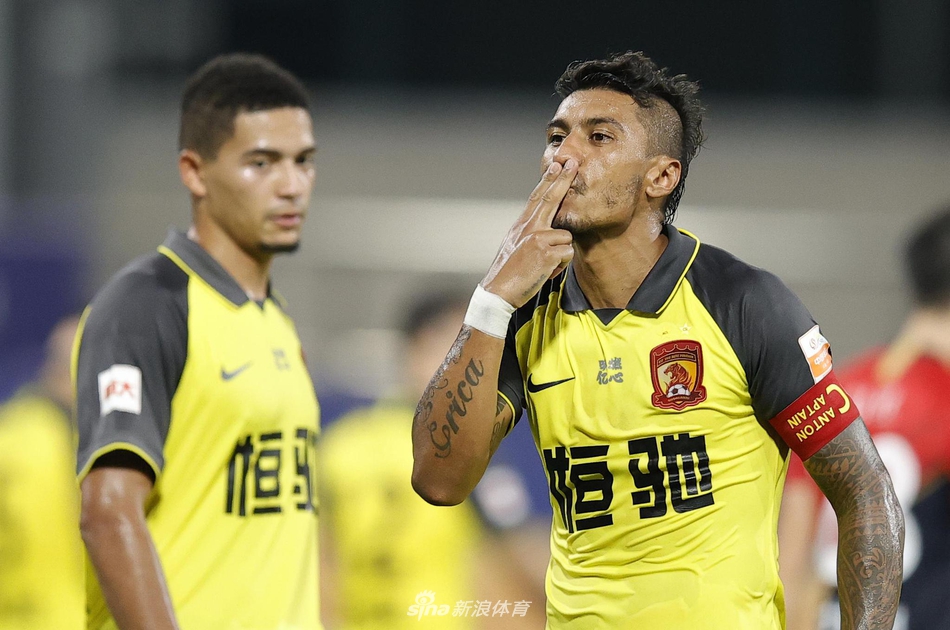 保利尼奥庆祝进球