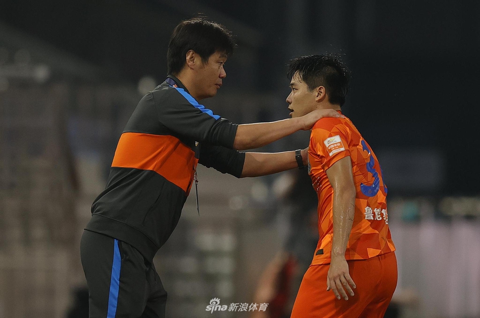 李霄鹏段刘愚庆祝进球