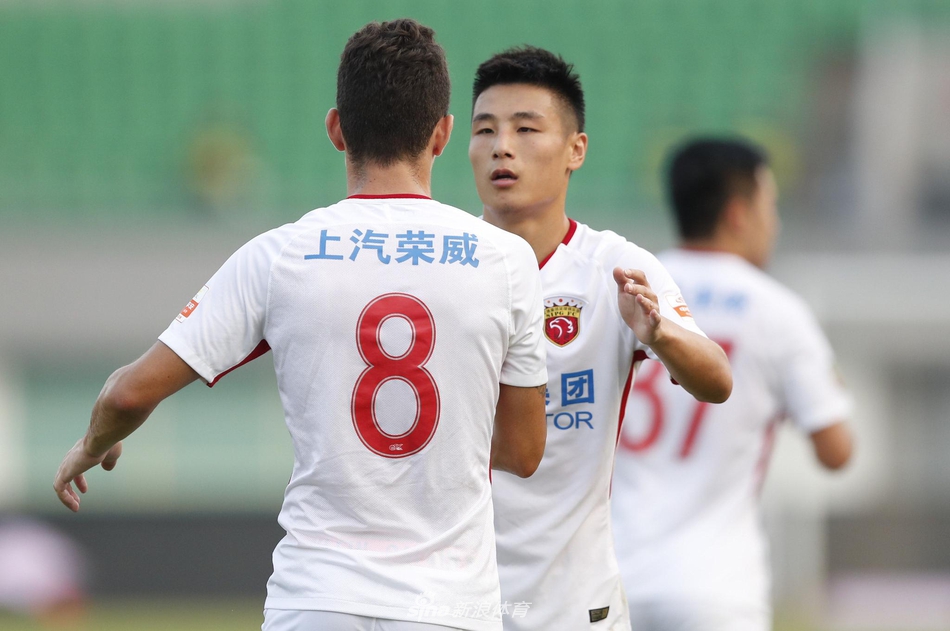 武磊接到奥斯卡开出的角球前点甩头破门为上港先拔头筹