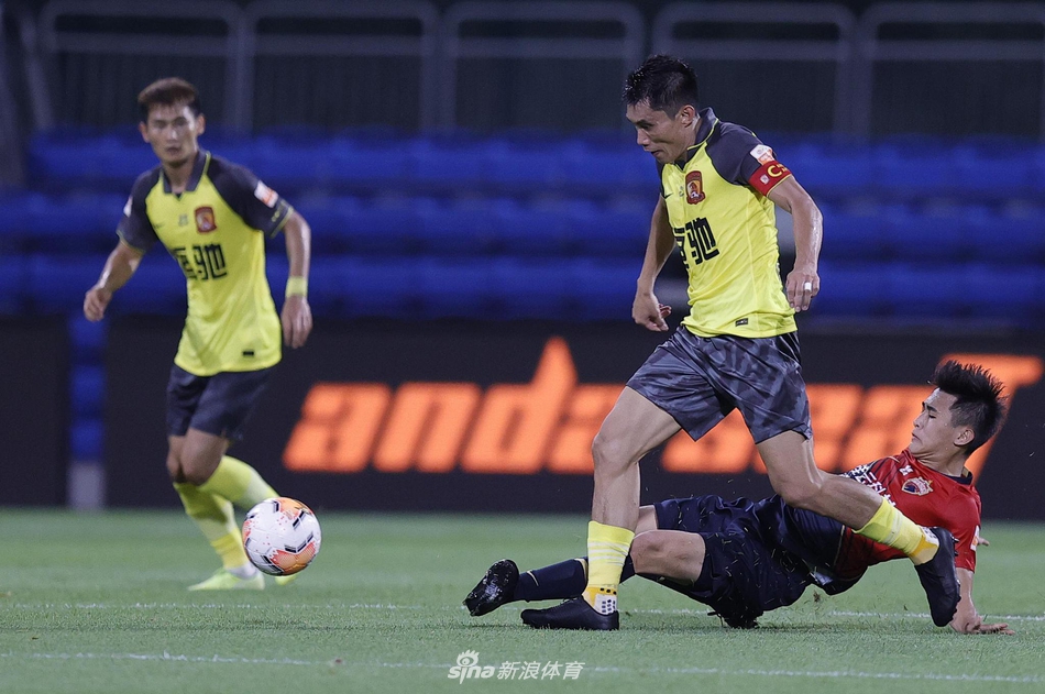 郑智凶悍抢断戴伟浚