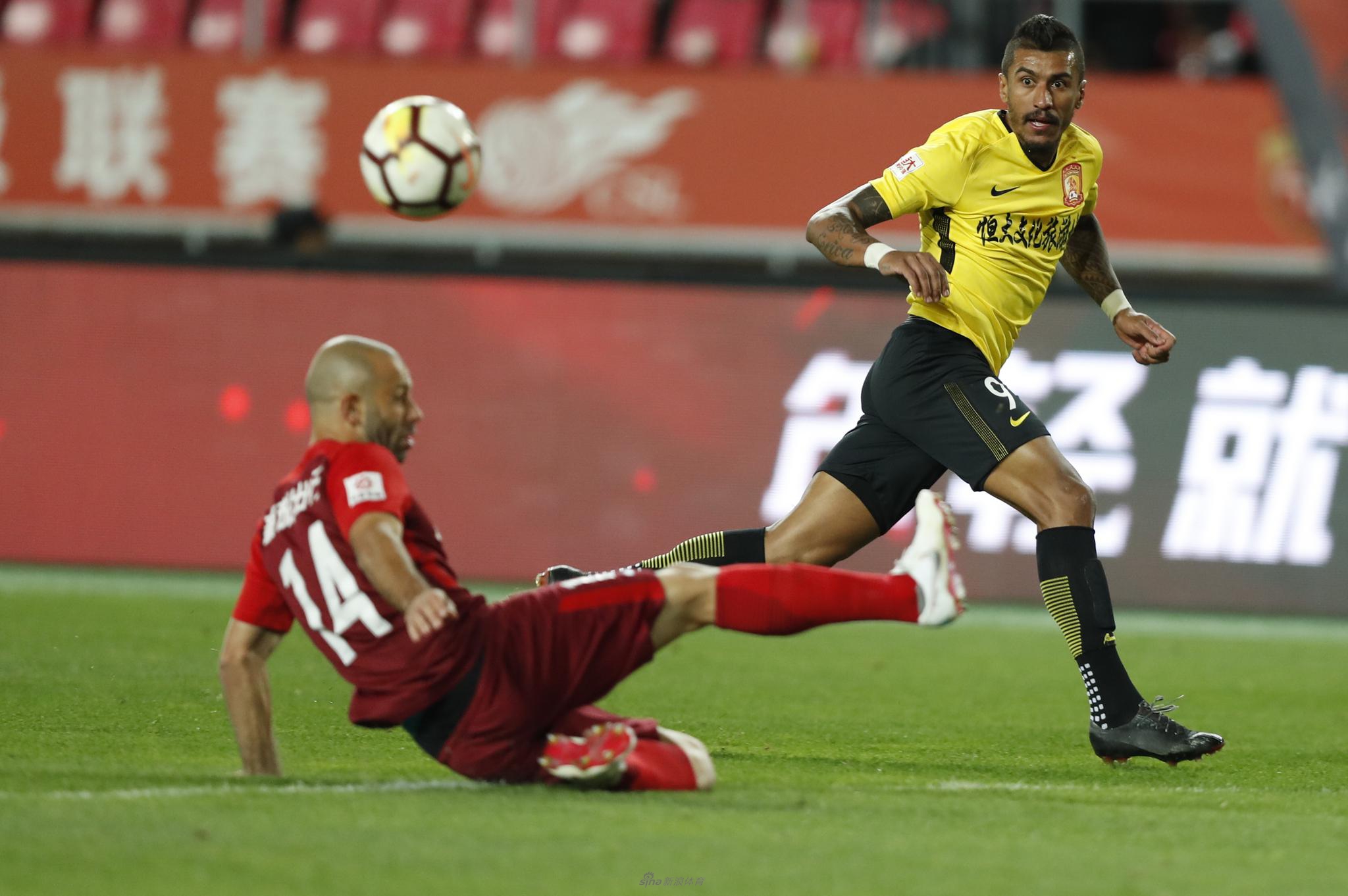 后卫马斯切拉诺铲断