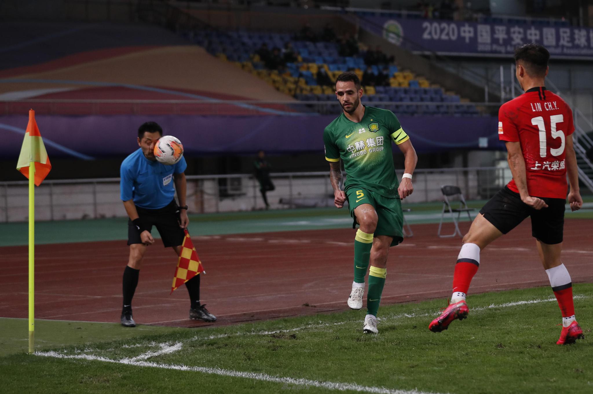 助理裁判被击中