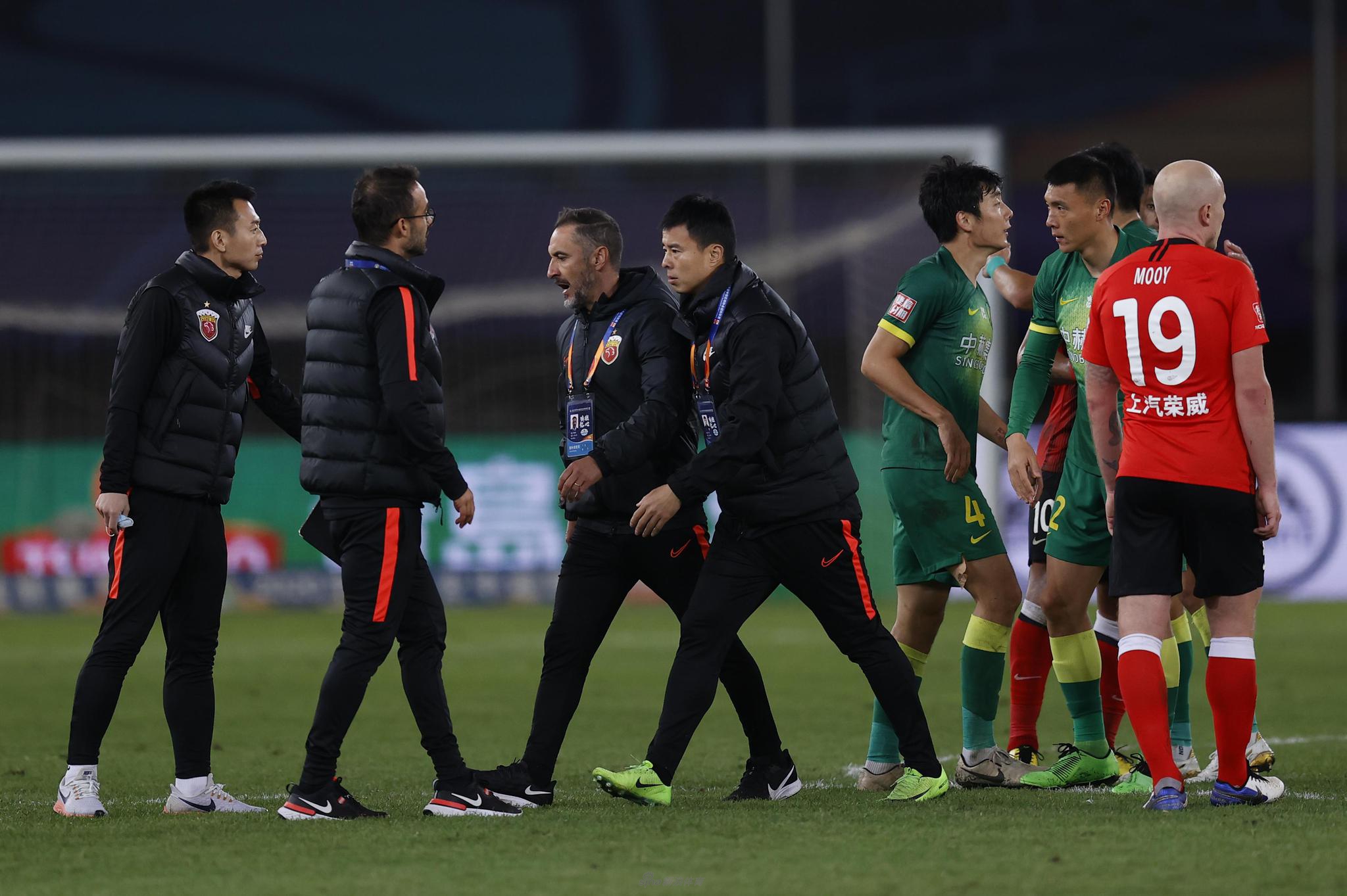 孙祥拉住佩雷拉