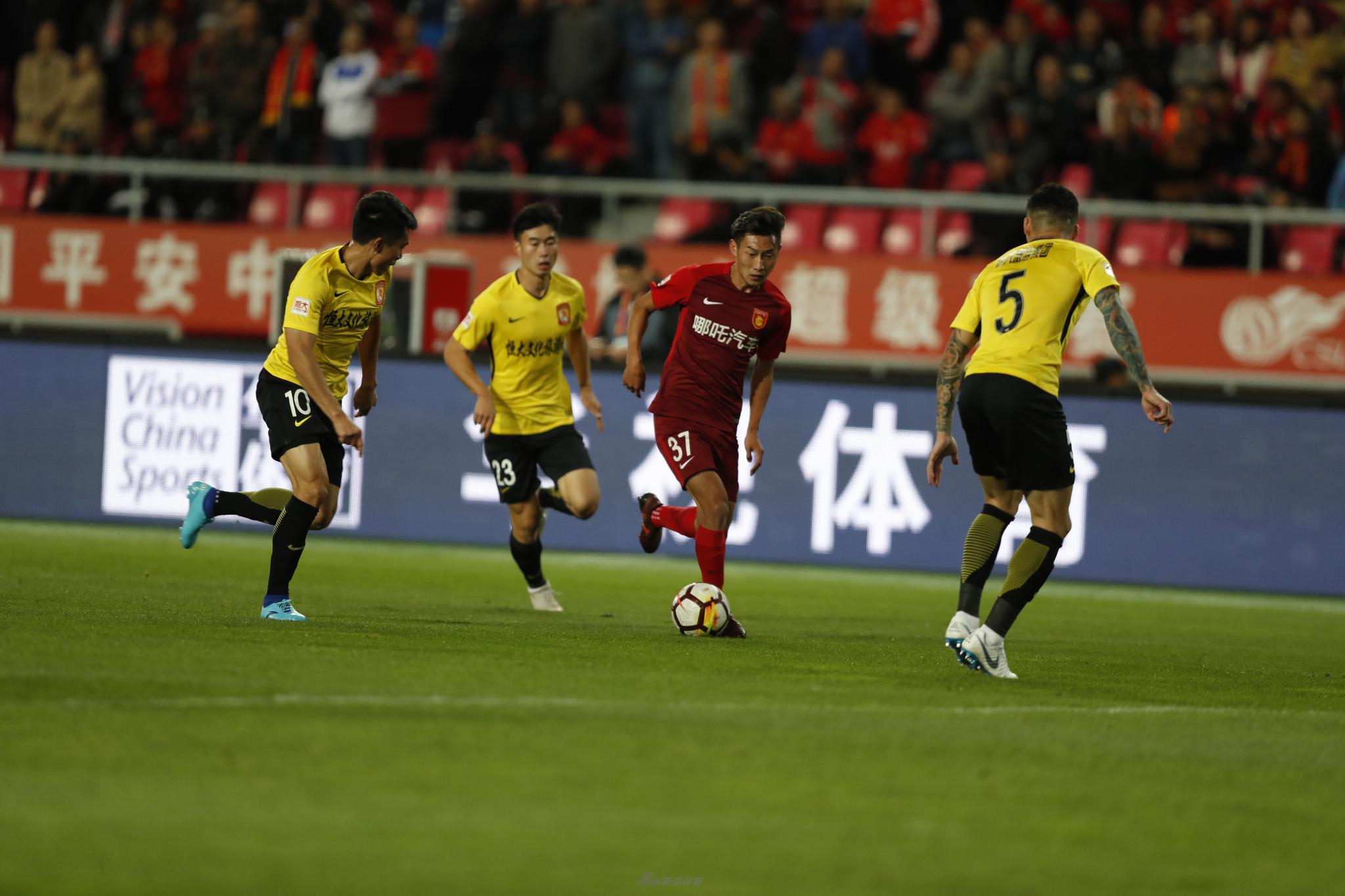 高华泽带球突进