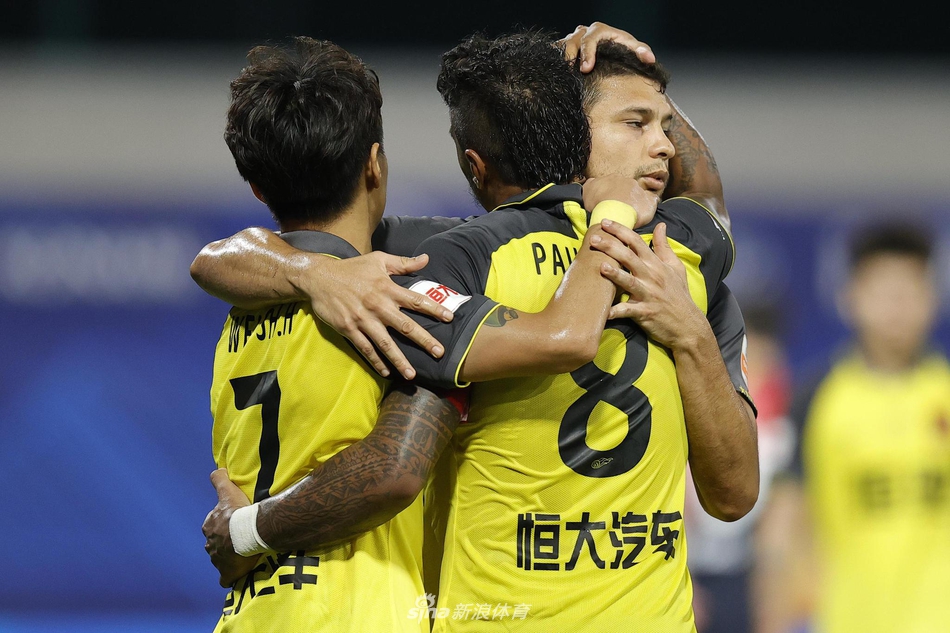 保利尼奥与队友拥抱庆祝