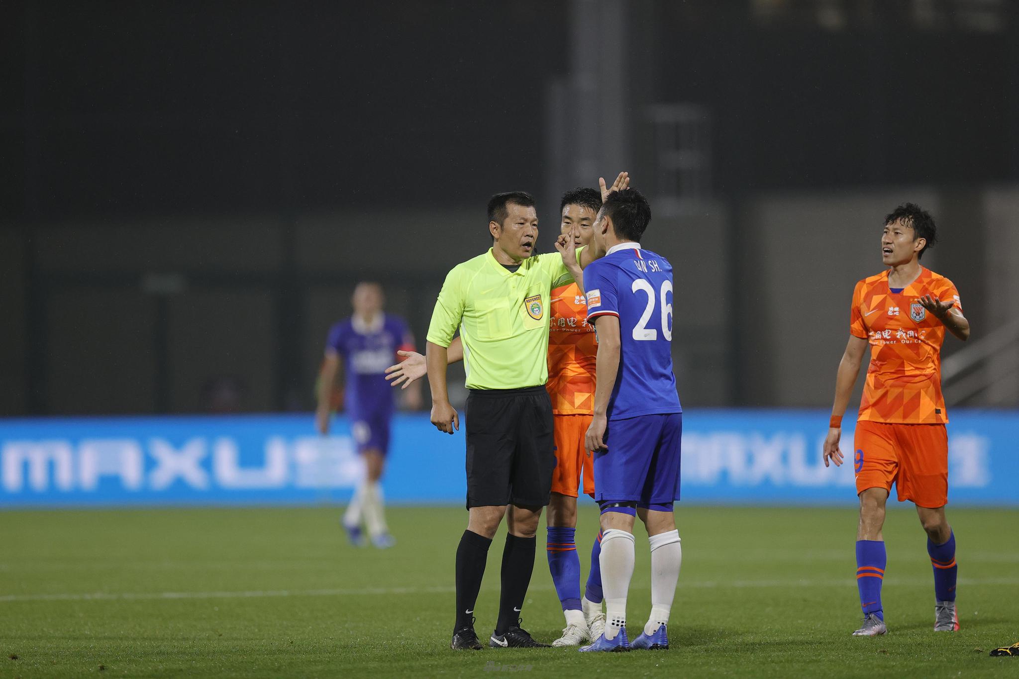 戴琳与秦升向裁判施压