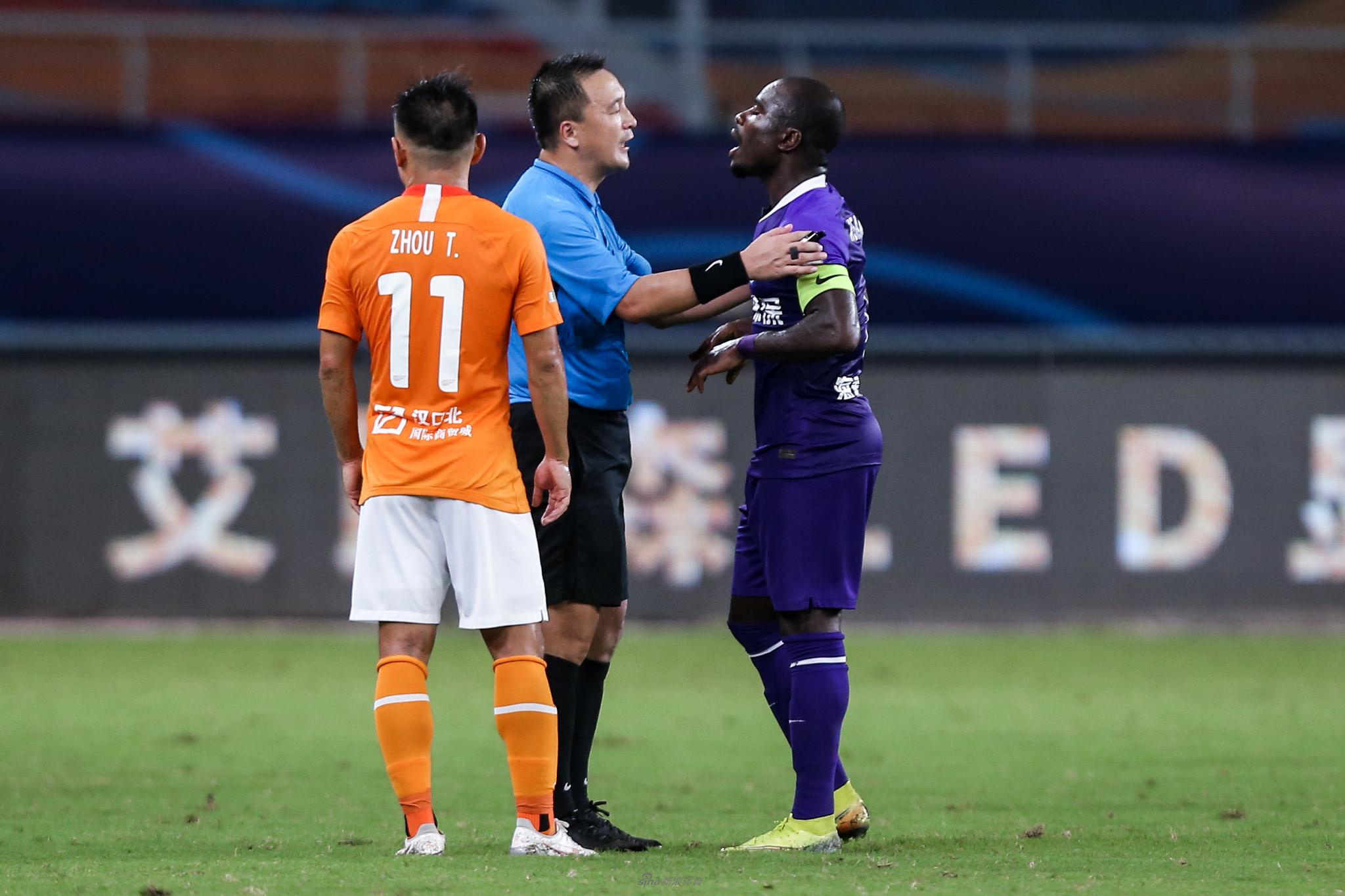 阿奇姆彭抗议判罚