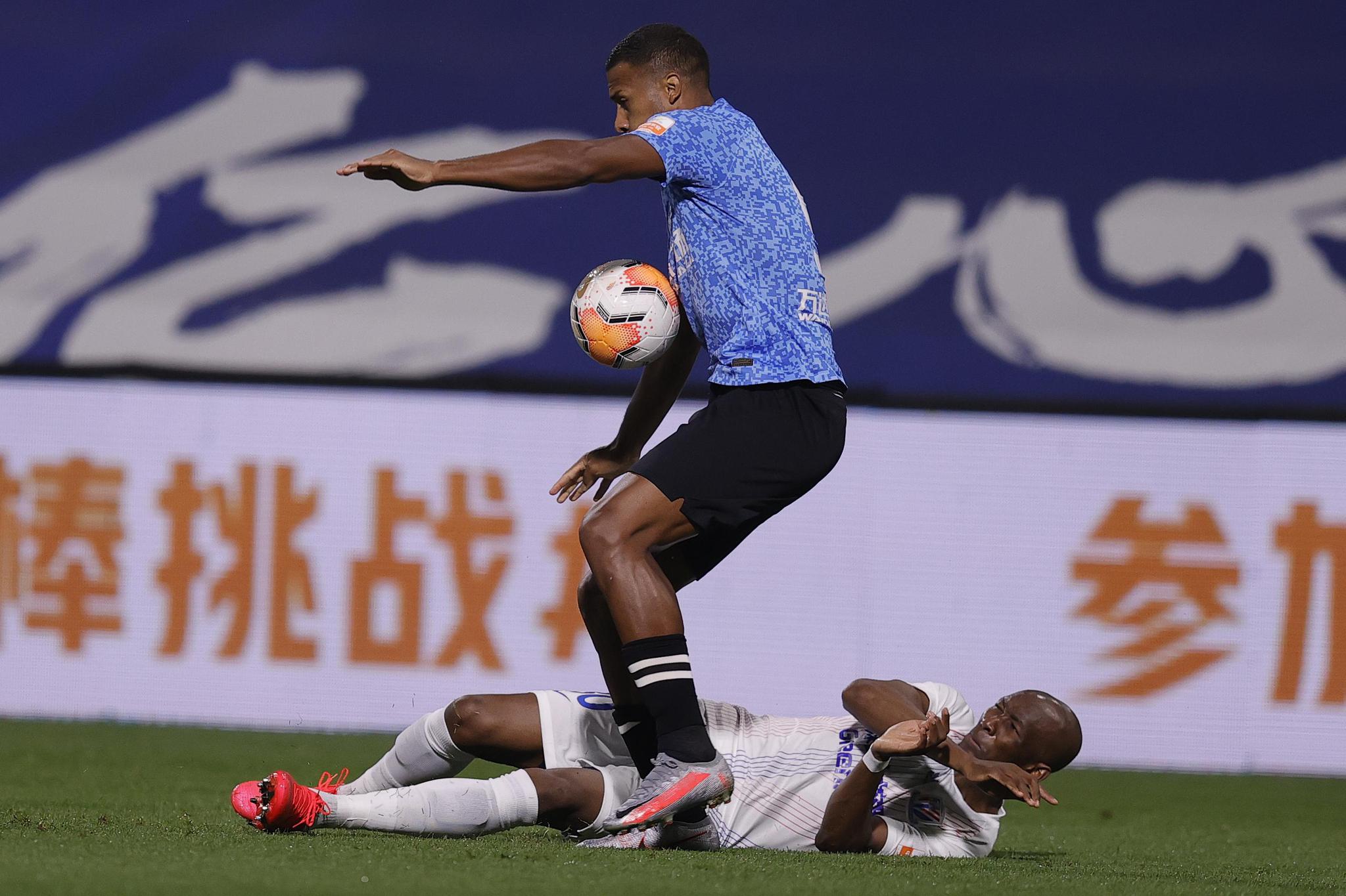 姆比亚对抗倒地