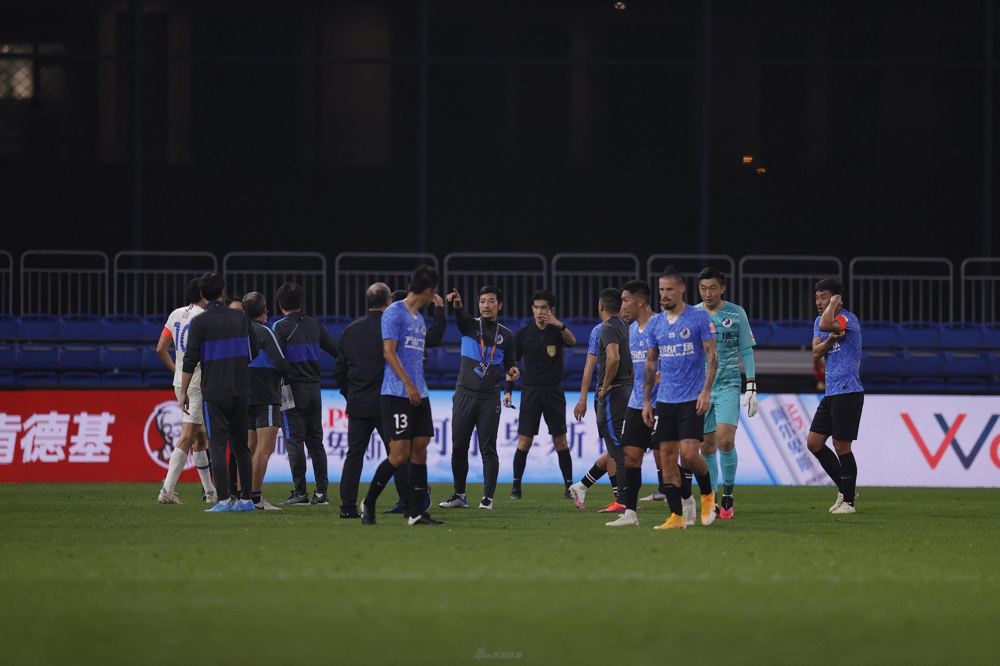 新浪直击大连战申花大规模冲突