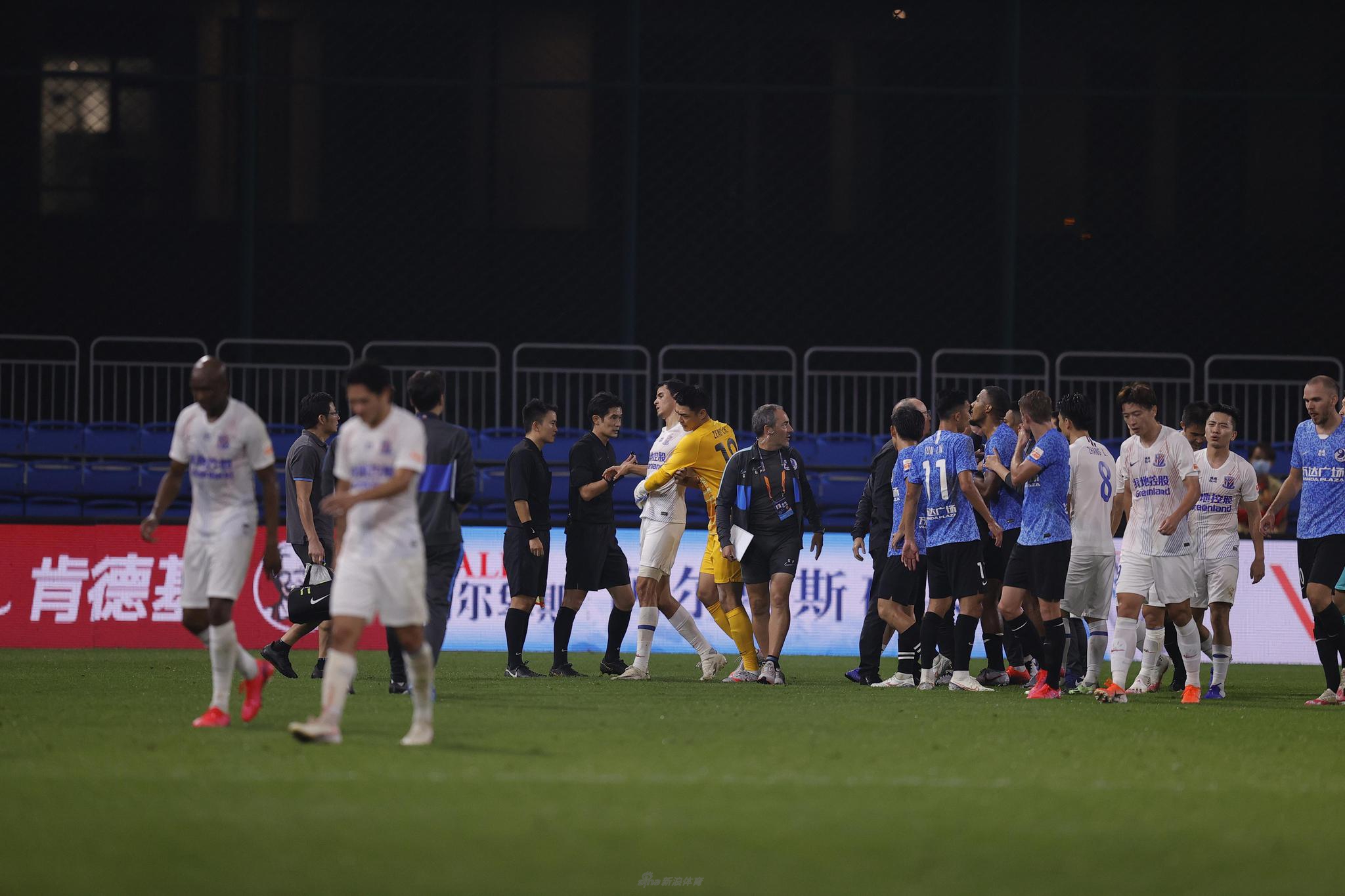 新浪直击大连战申花大规模冲突