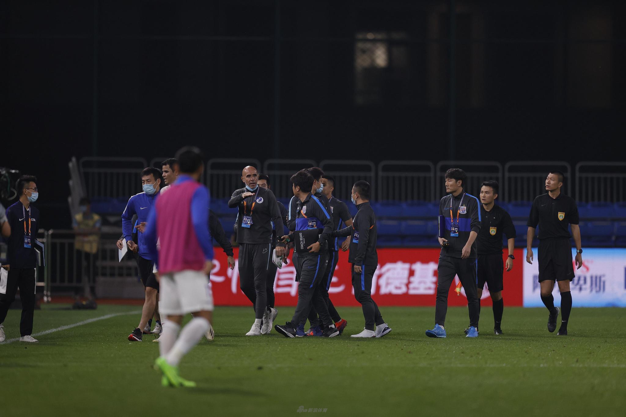 新浪直击大连战申花大规模冲突