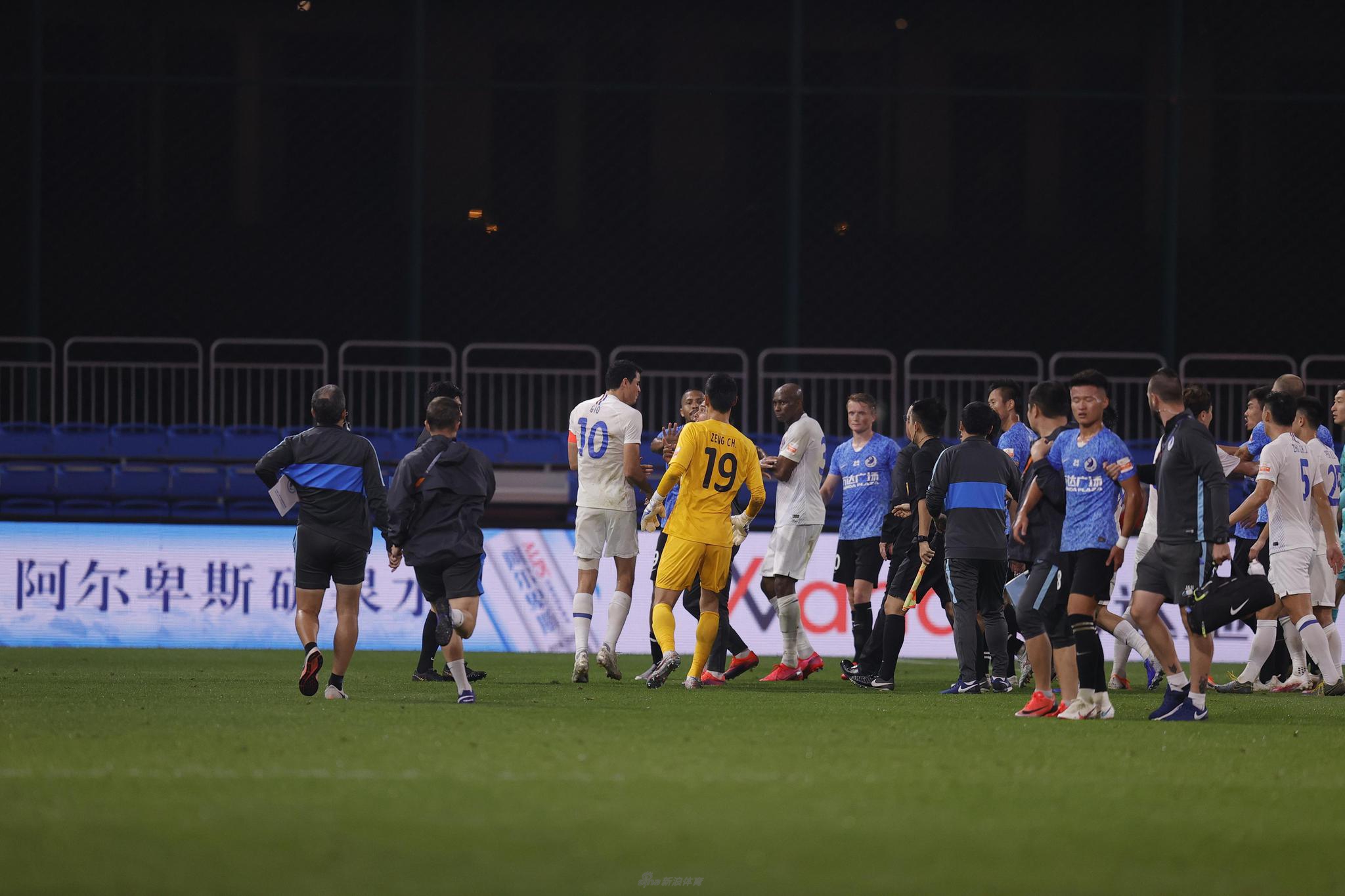 新浪直击大连战申花大规模冲突