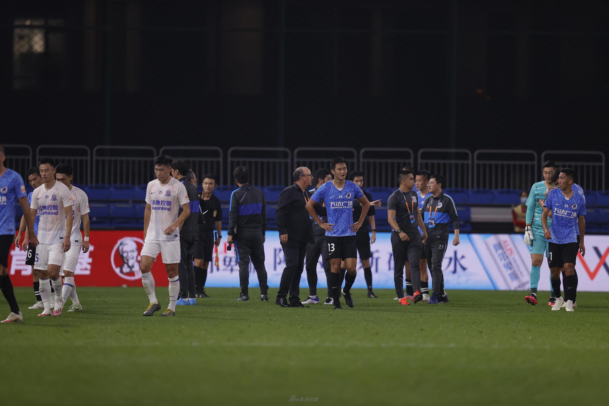 新浪直击大连战申花大规模冲突