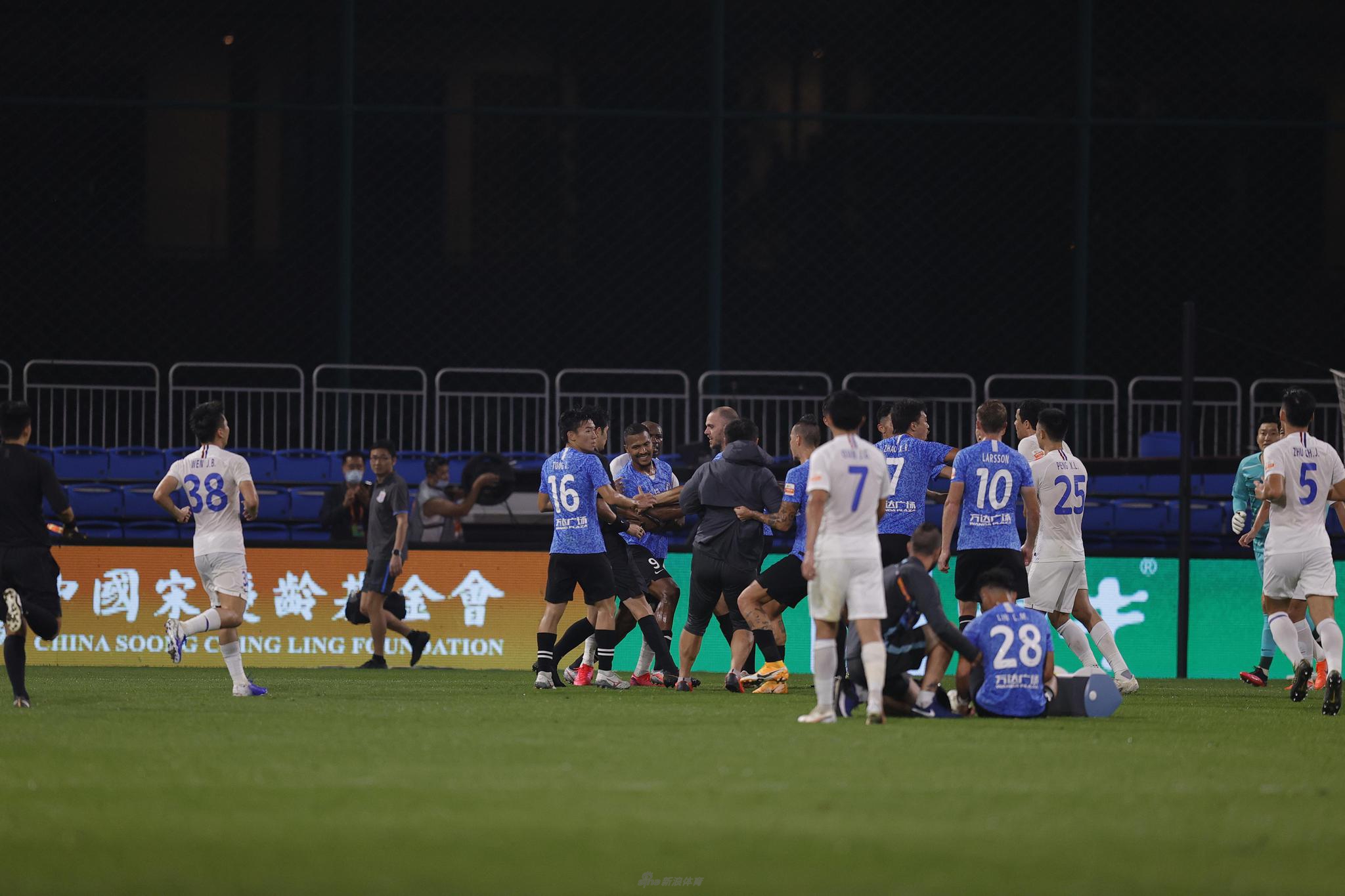 新浪直击大连战申花大规模冲突