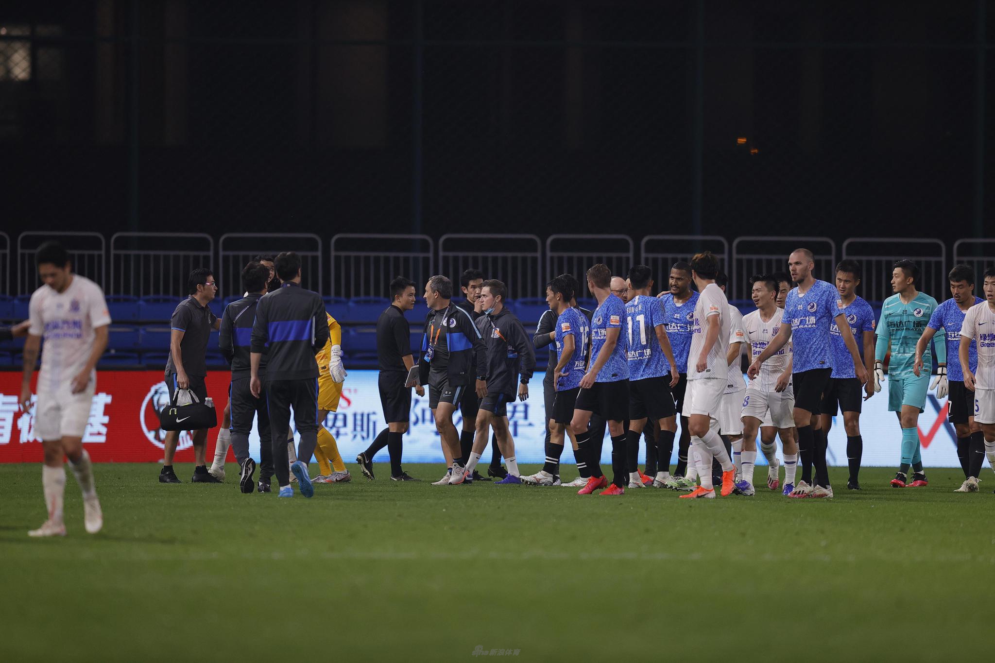 新浪直击大连战申花大规模冲突