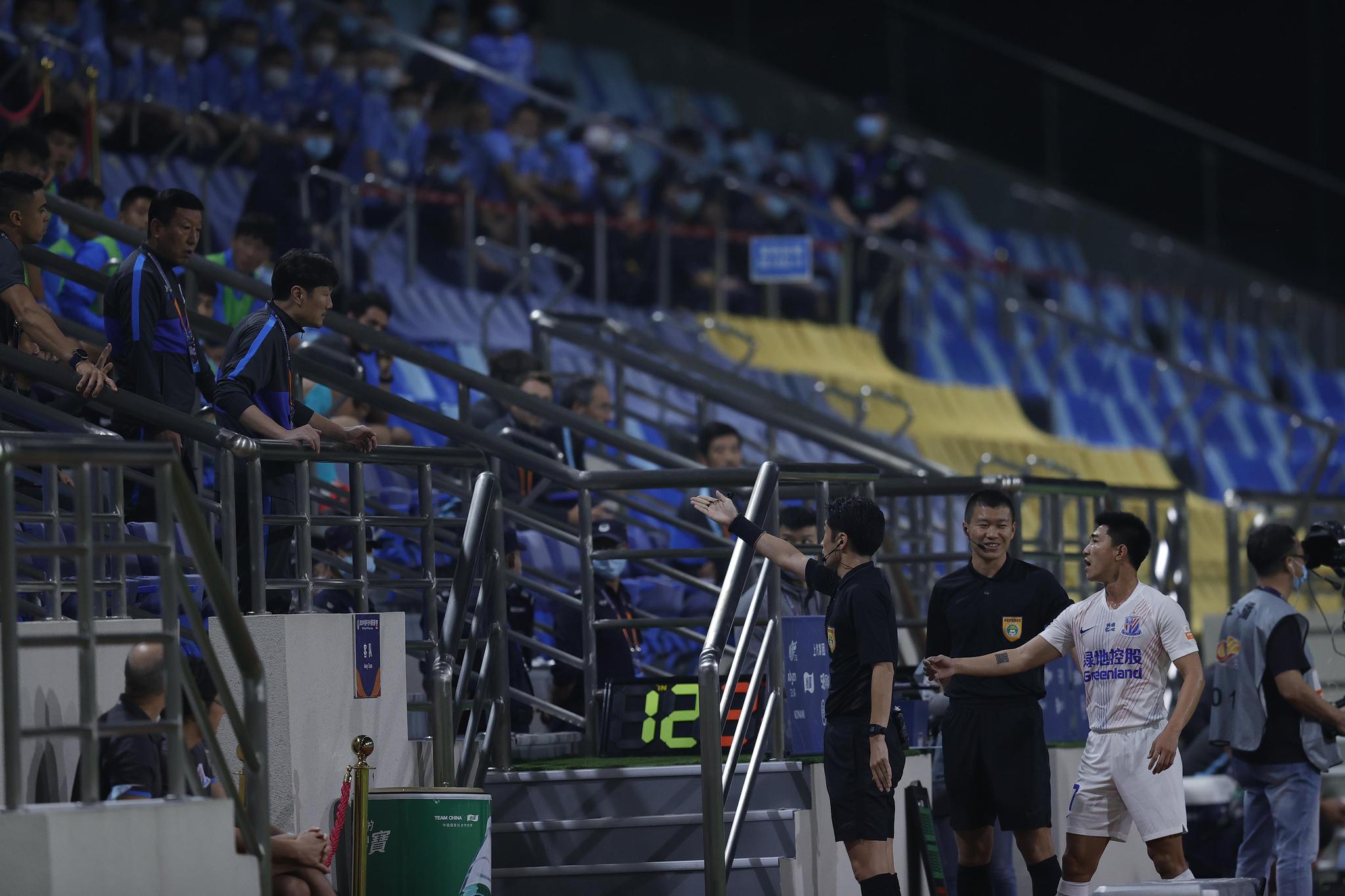 崔康熙看台观战