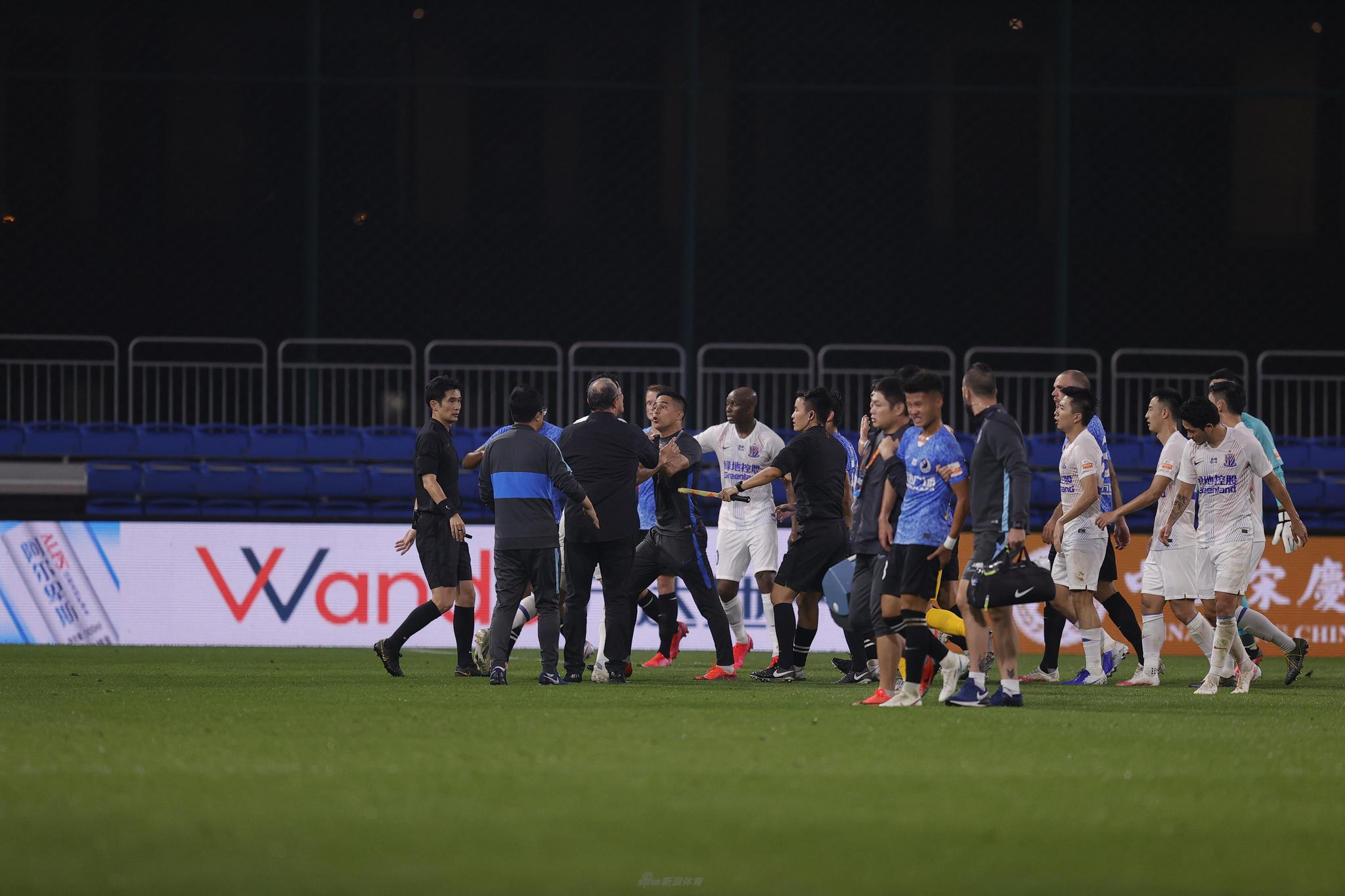 新浪直击大连战申花大规模冲突