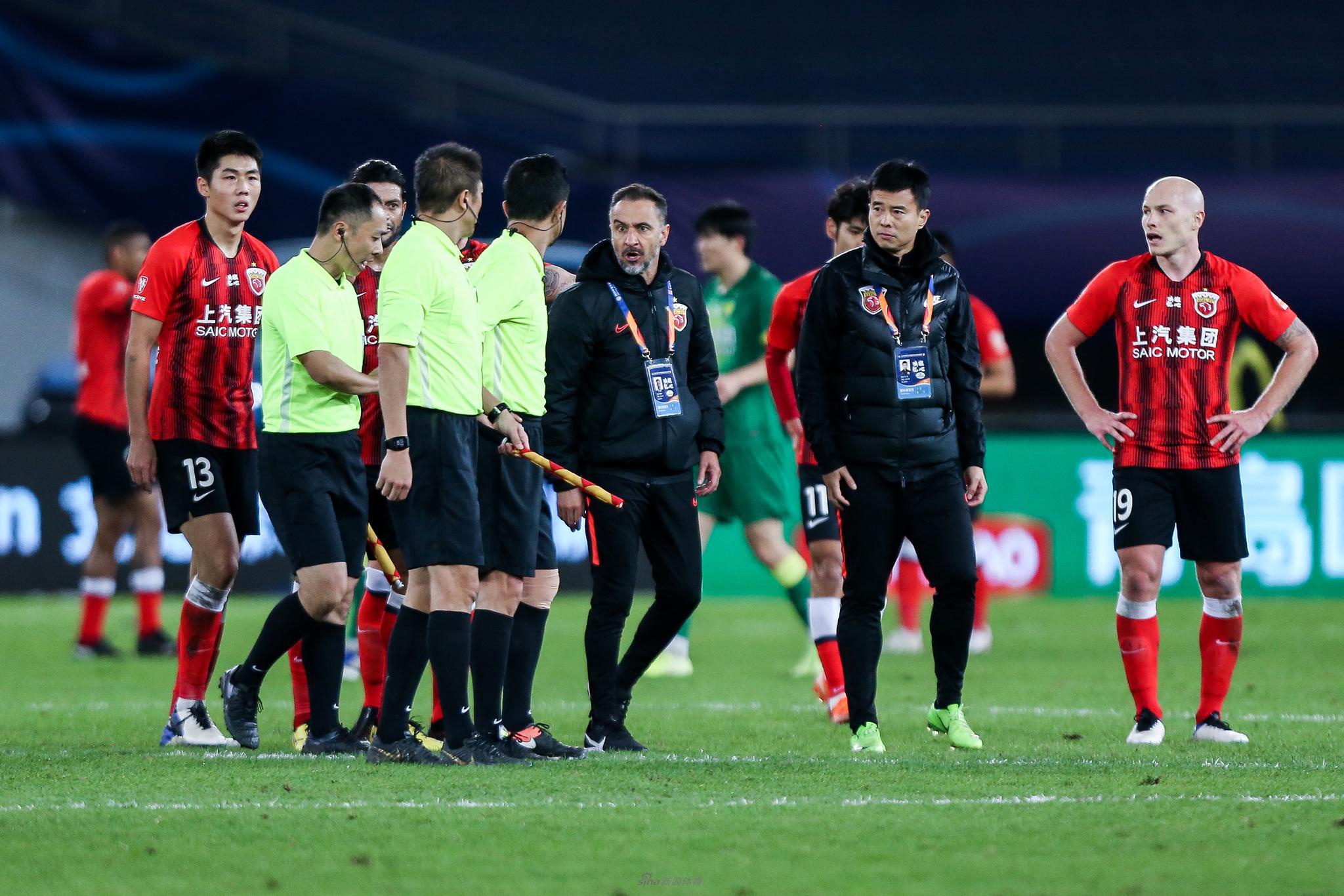 佩雷拉进场质问主裁判郭宝龙