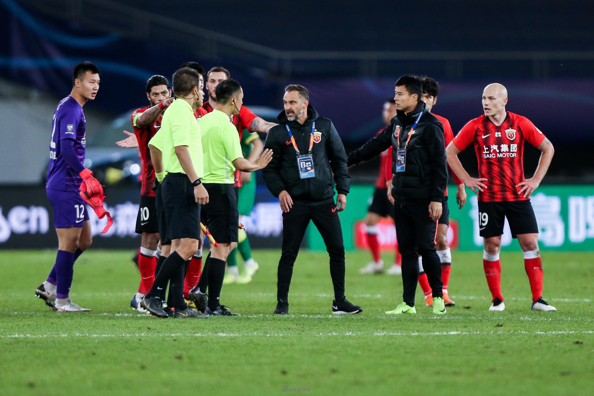 佩雷拉进场质问主裁判郭宝龙