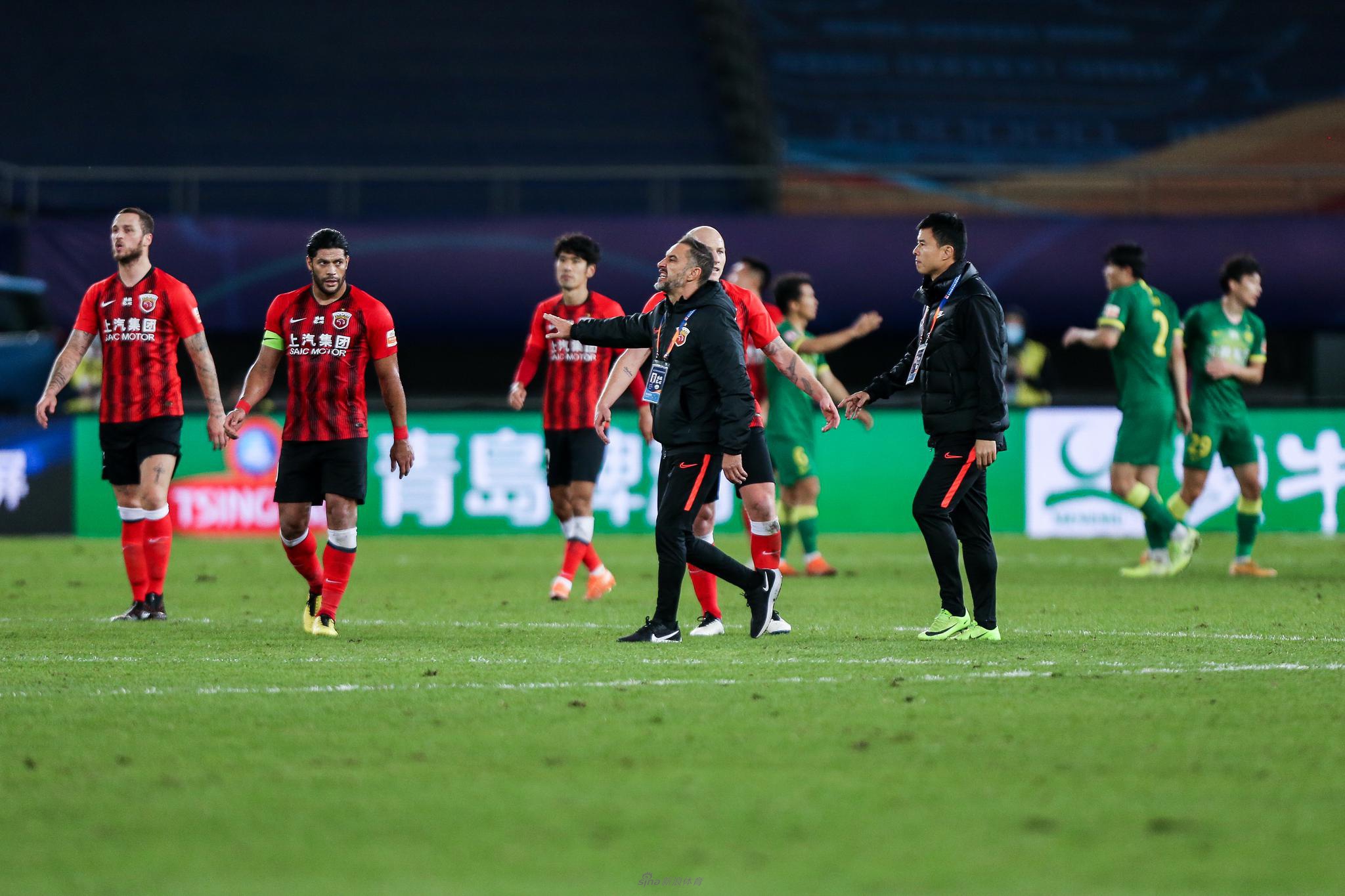 佩雷拉进场质问主裁判郭宝龙