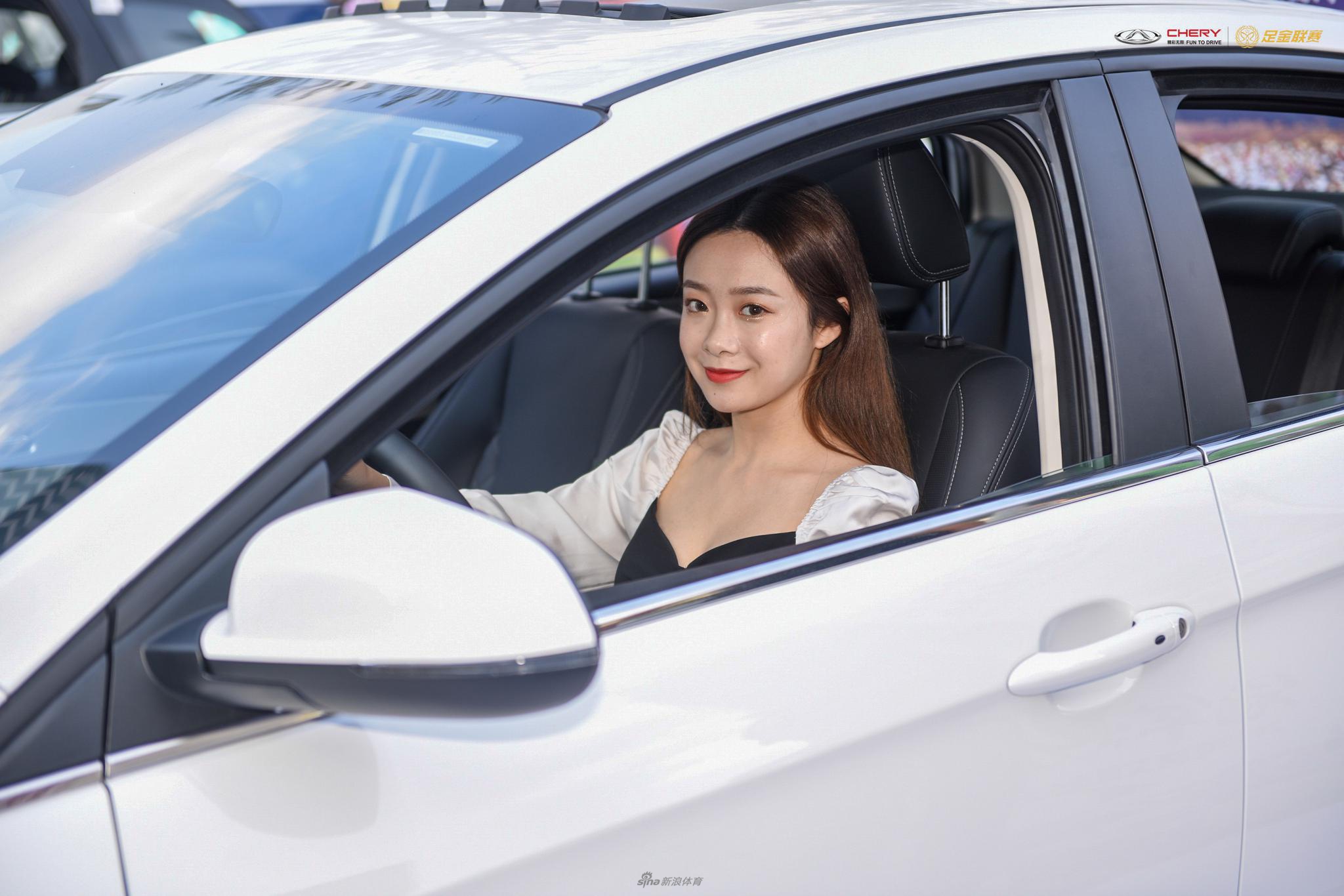 美女网红助阵足金深圳站