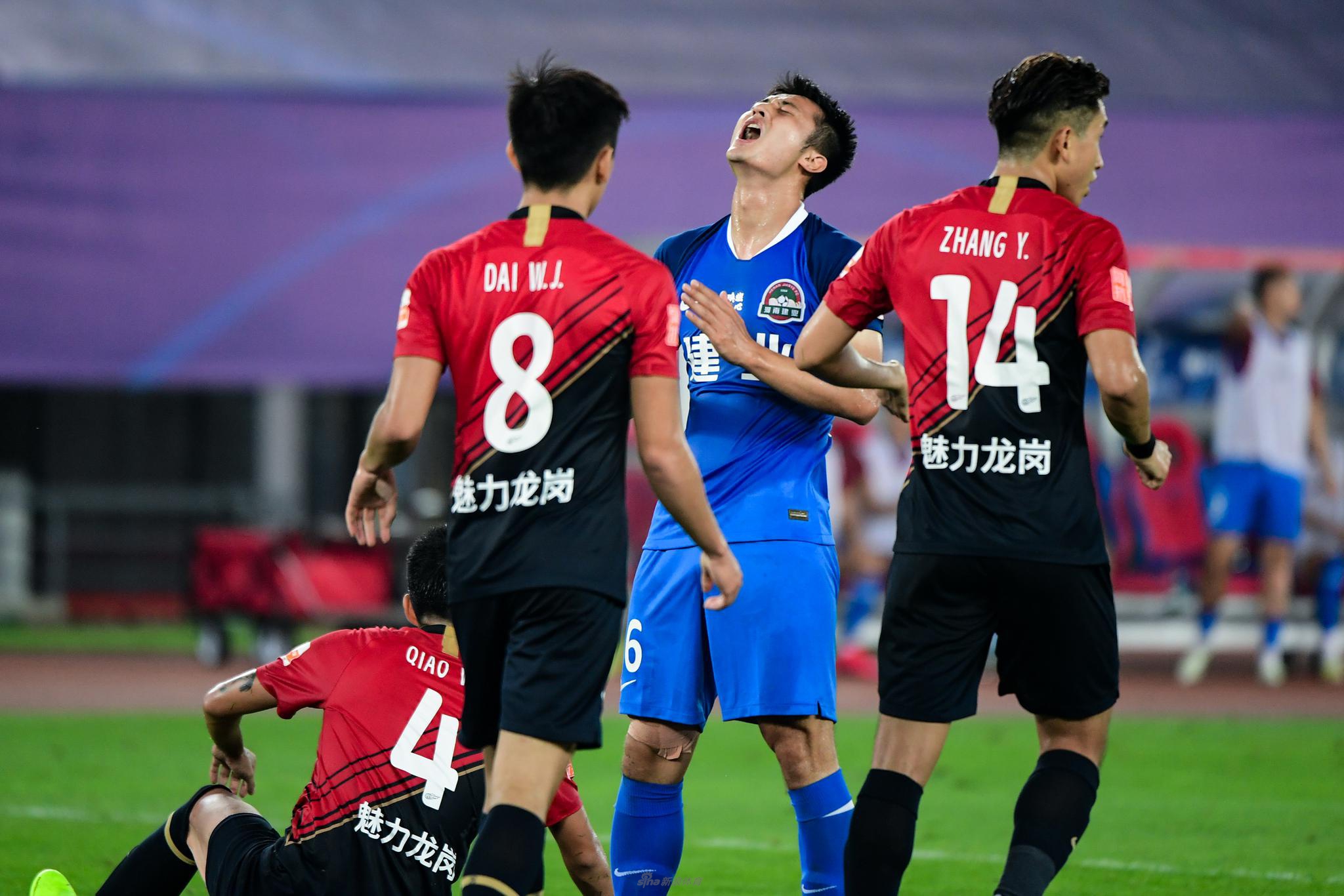 深足少一人作战