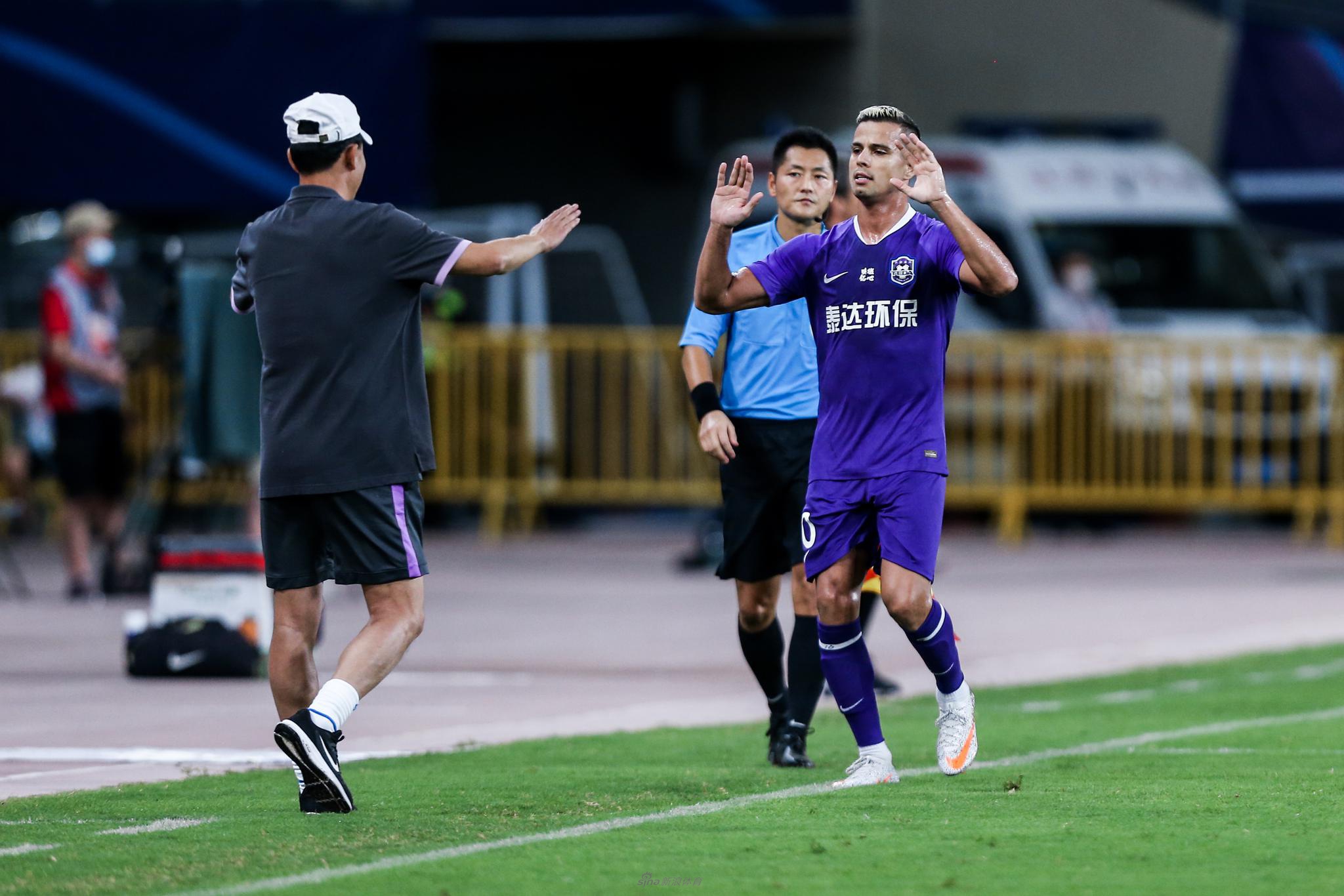 王宝山与乔纳森庆祝