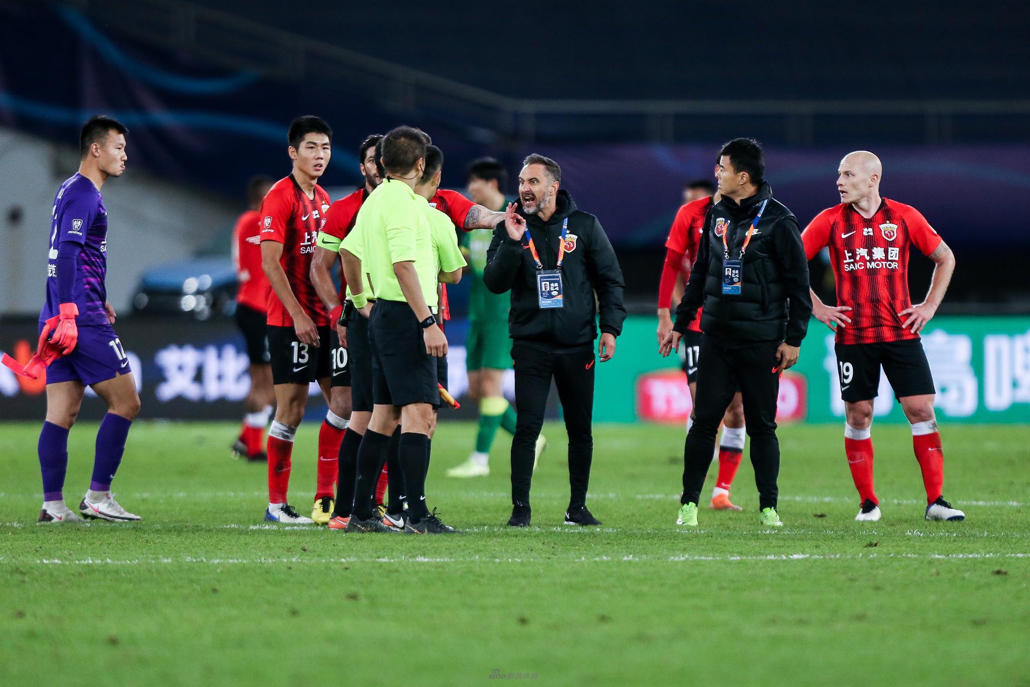 佩雷拉进场质问主裁判郭宝龙