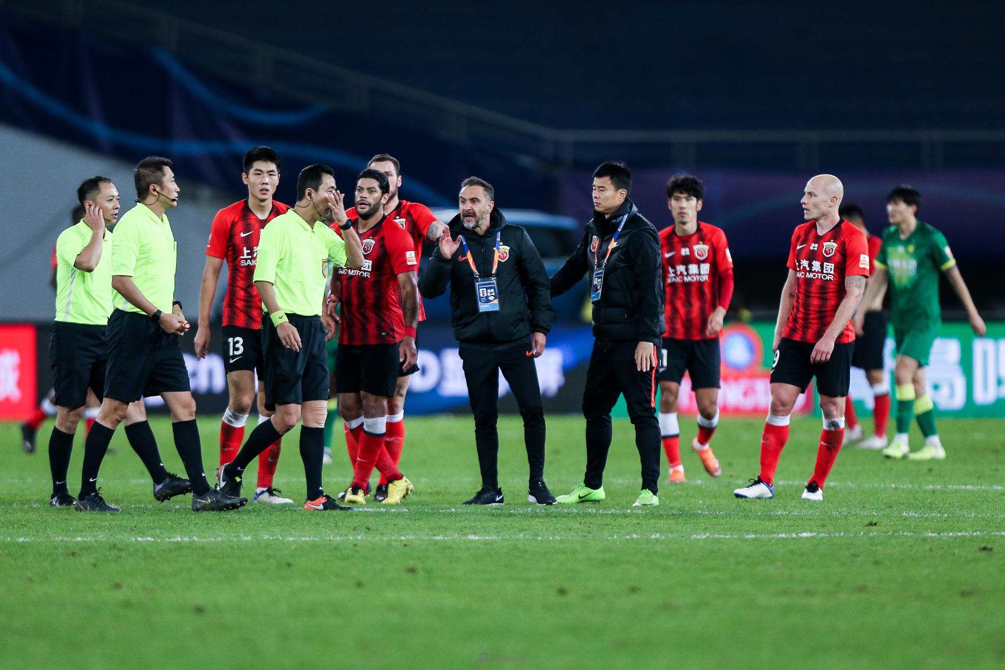 佩雷拉进场质问主裁判郭宝龙