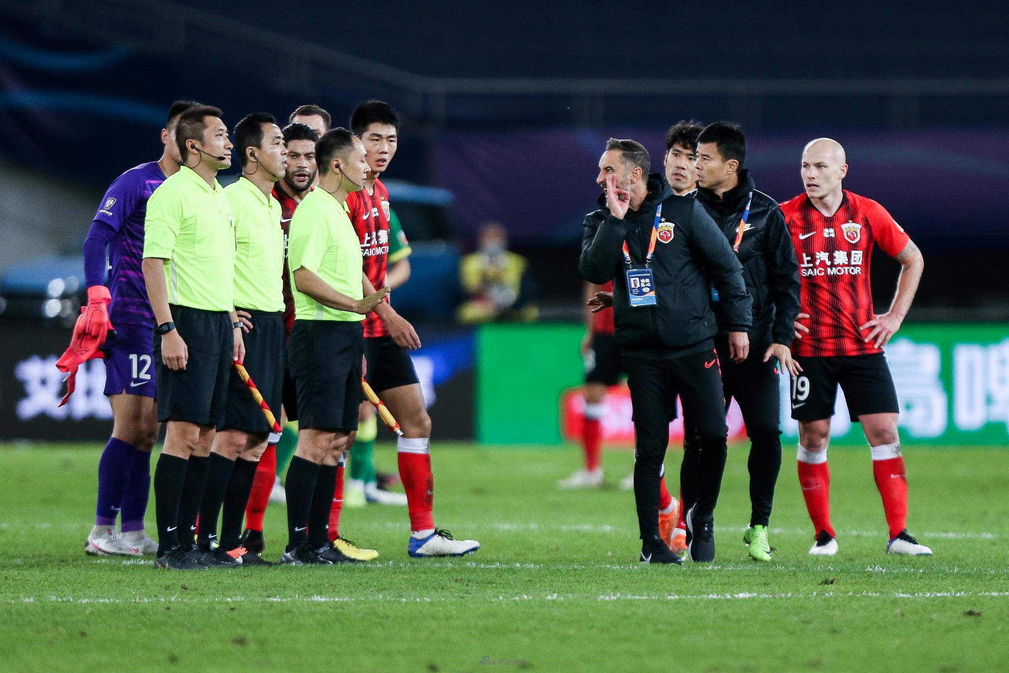 佩雷拉进场质问主裁判郭宝龙