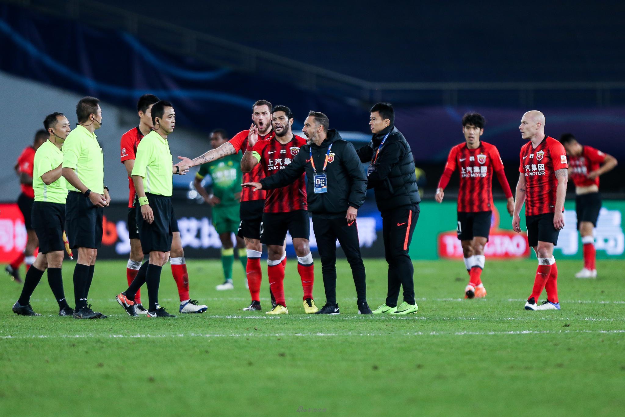 佩雷拉进场质问主裁判郭宝龙