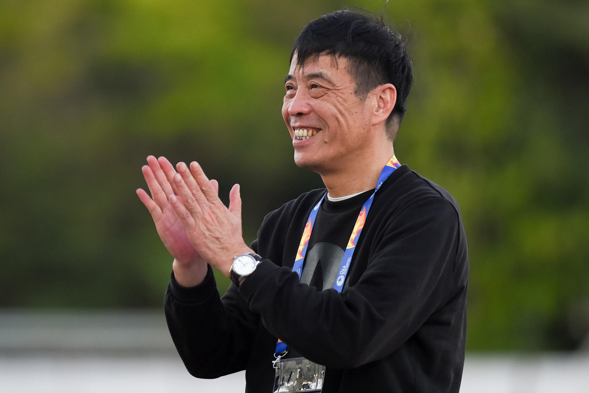 陈戌源接受采访 逐一回答球迷疑问